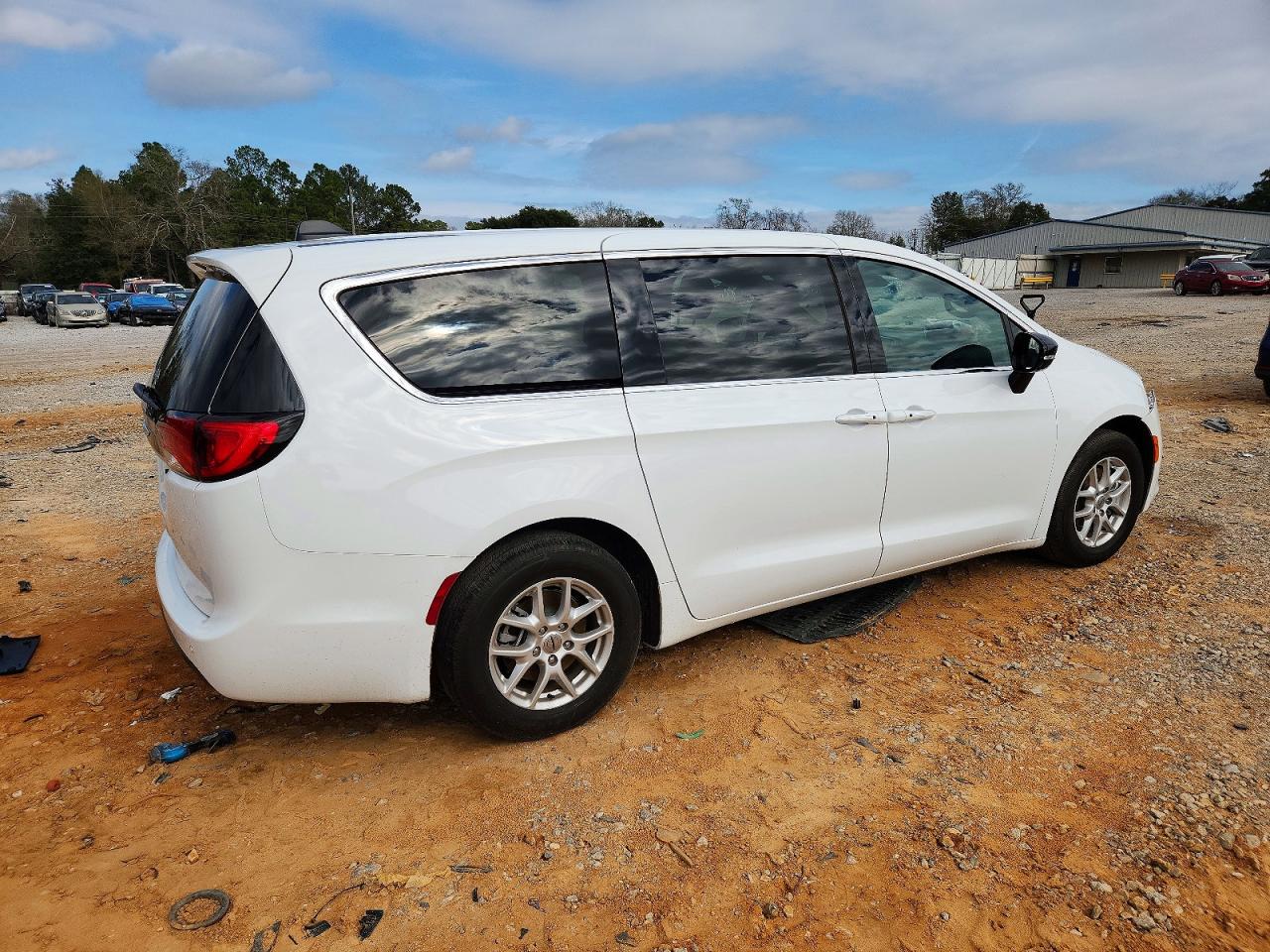 2025 CHRYSLER VOYAGER LX photo 3
