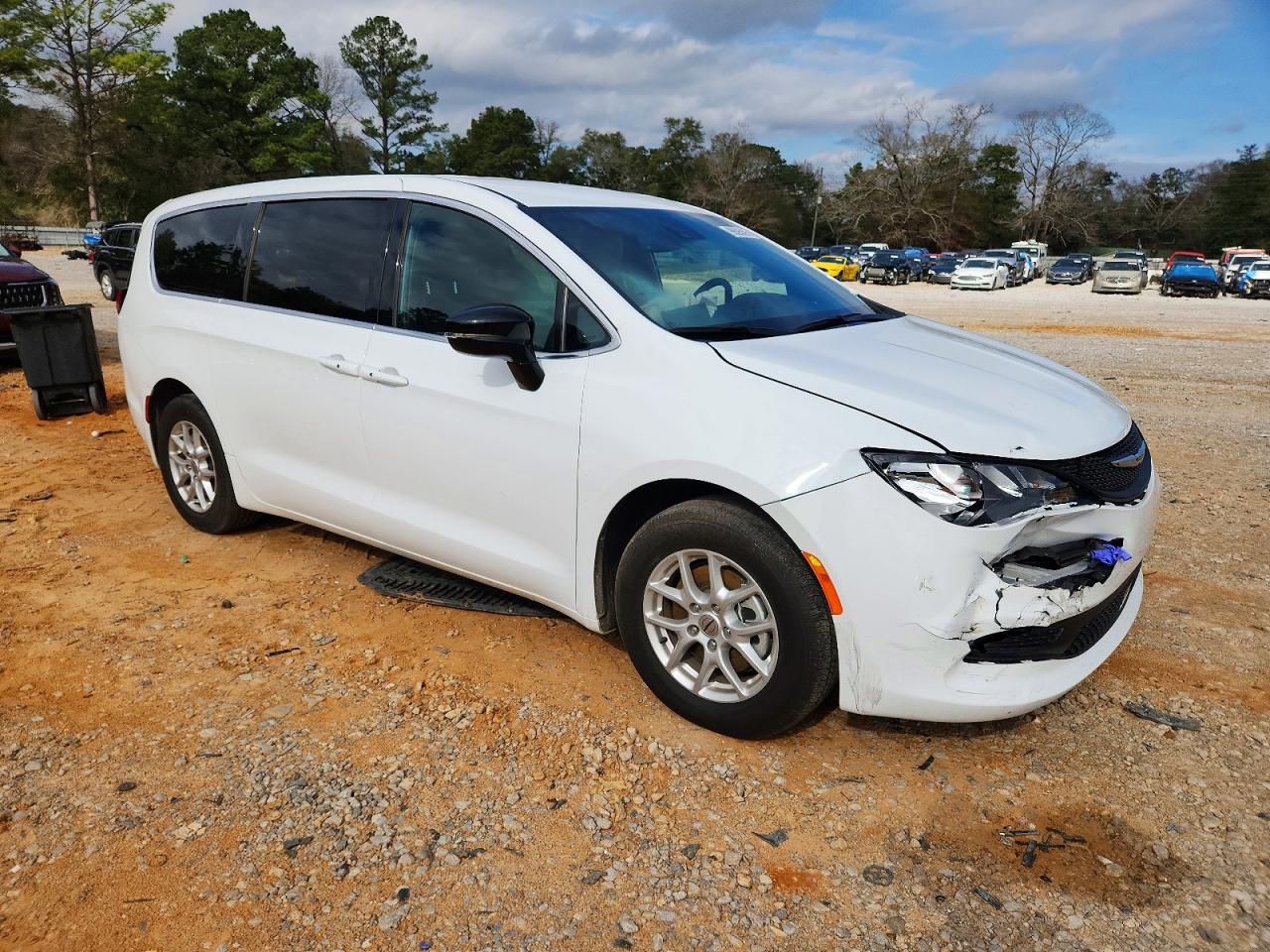 2025 CHRYSLER VOYAGER LX photo 4