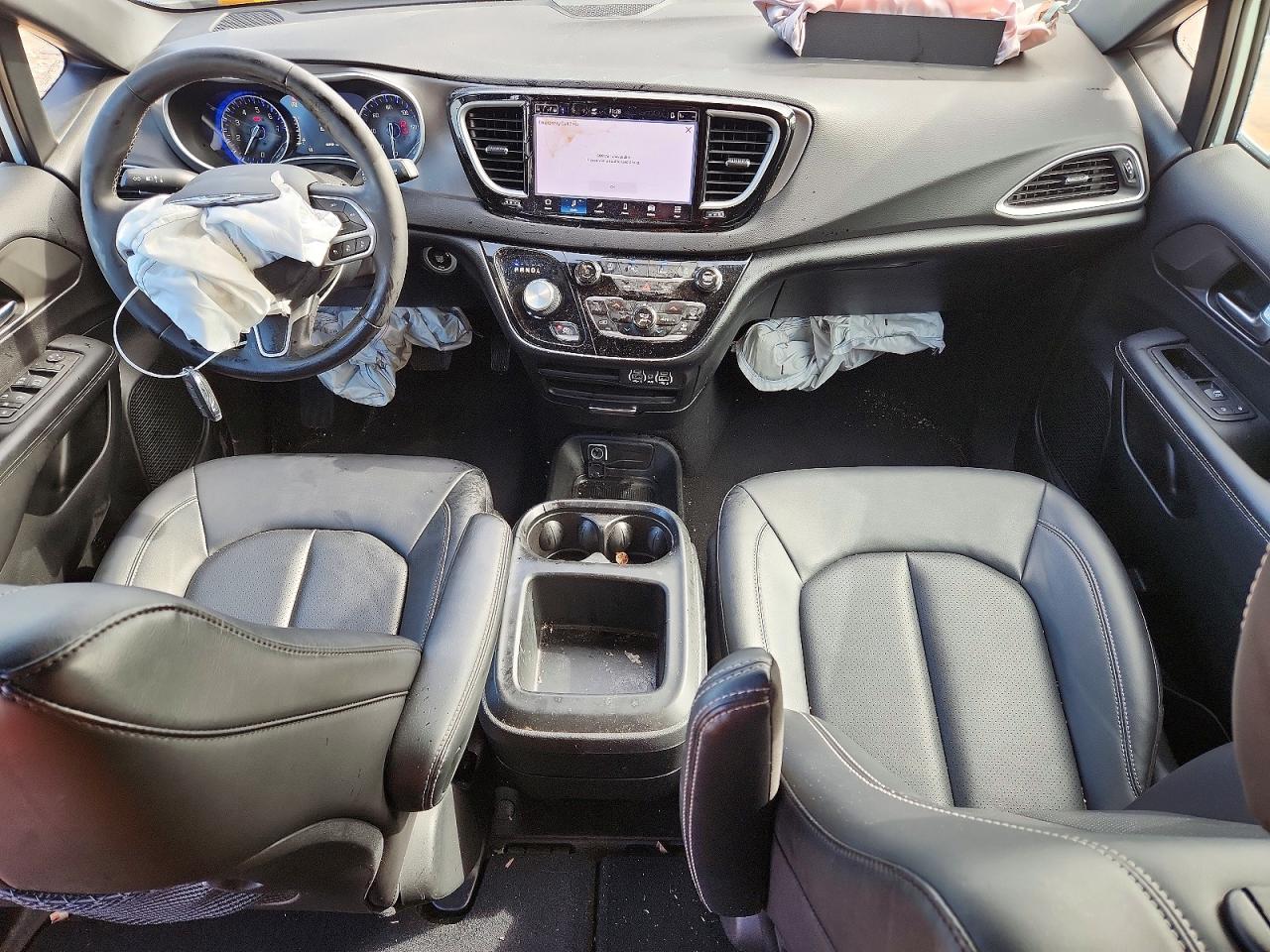 2025 CHRYSLER VOYAGER LX photo 8