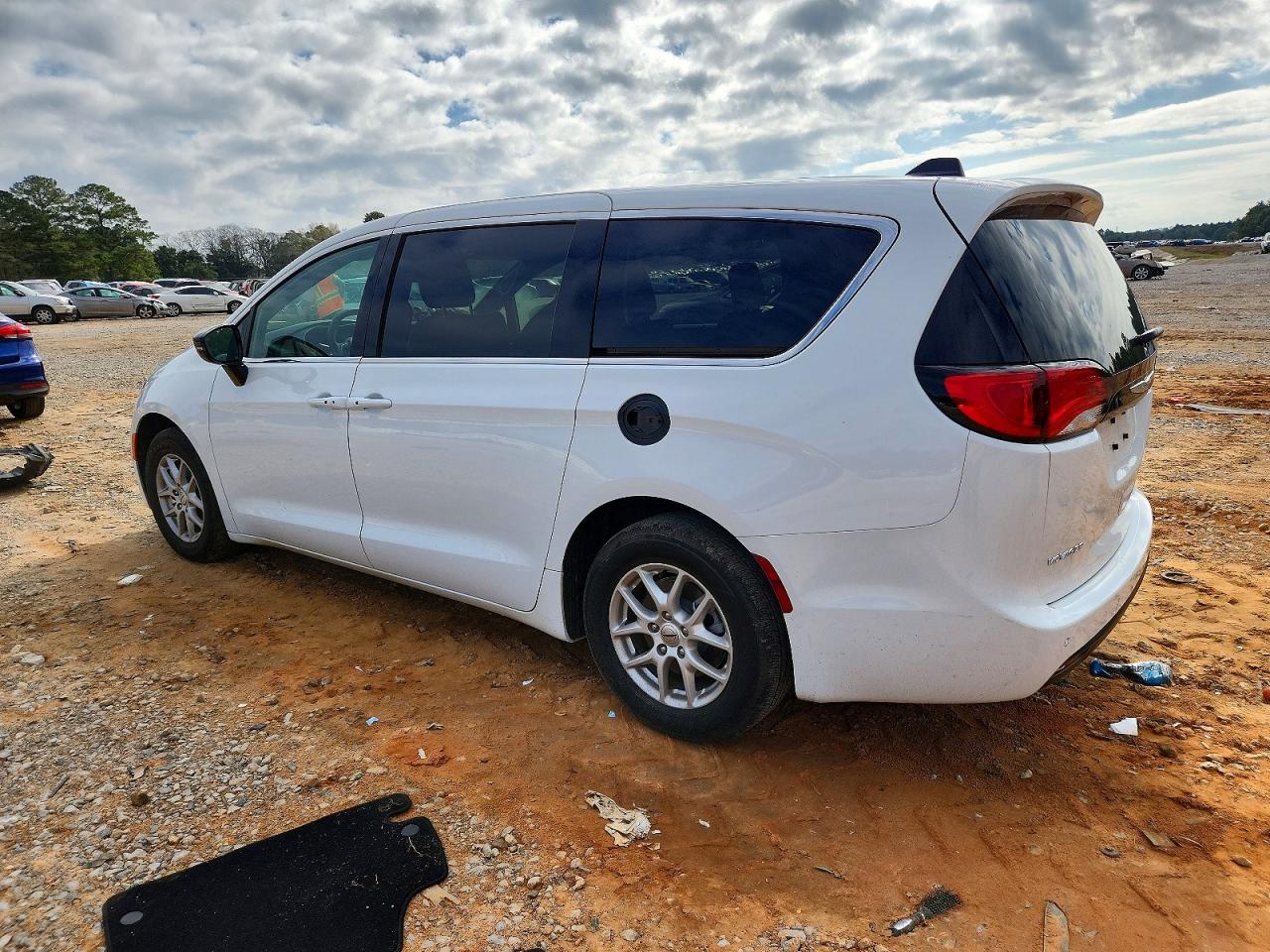 2025 CHRYSLER VOYAGER LX photo 2