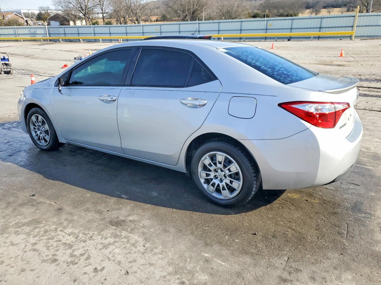2015 TOYOTA COROLLA L photo 2