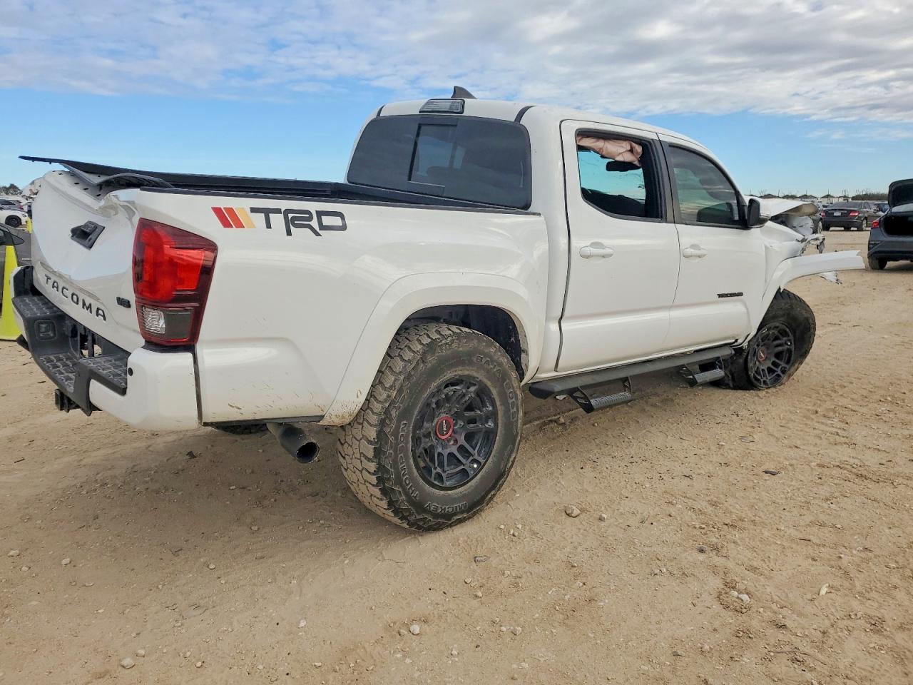 2019 TOYOTA TACOMA DOUBLE CAB photo 3