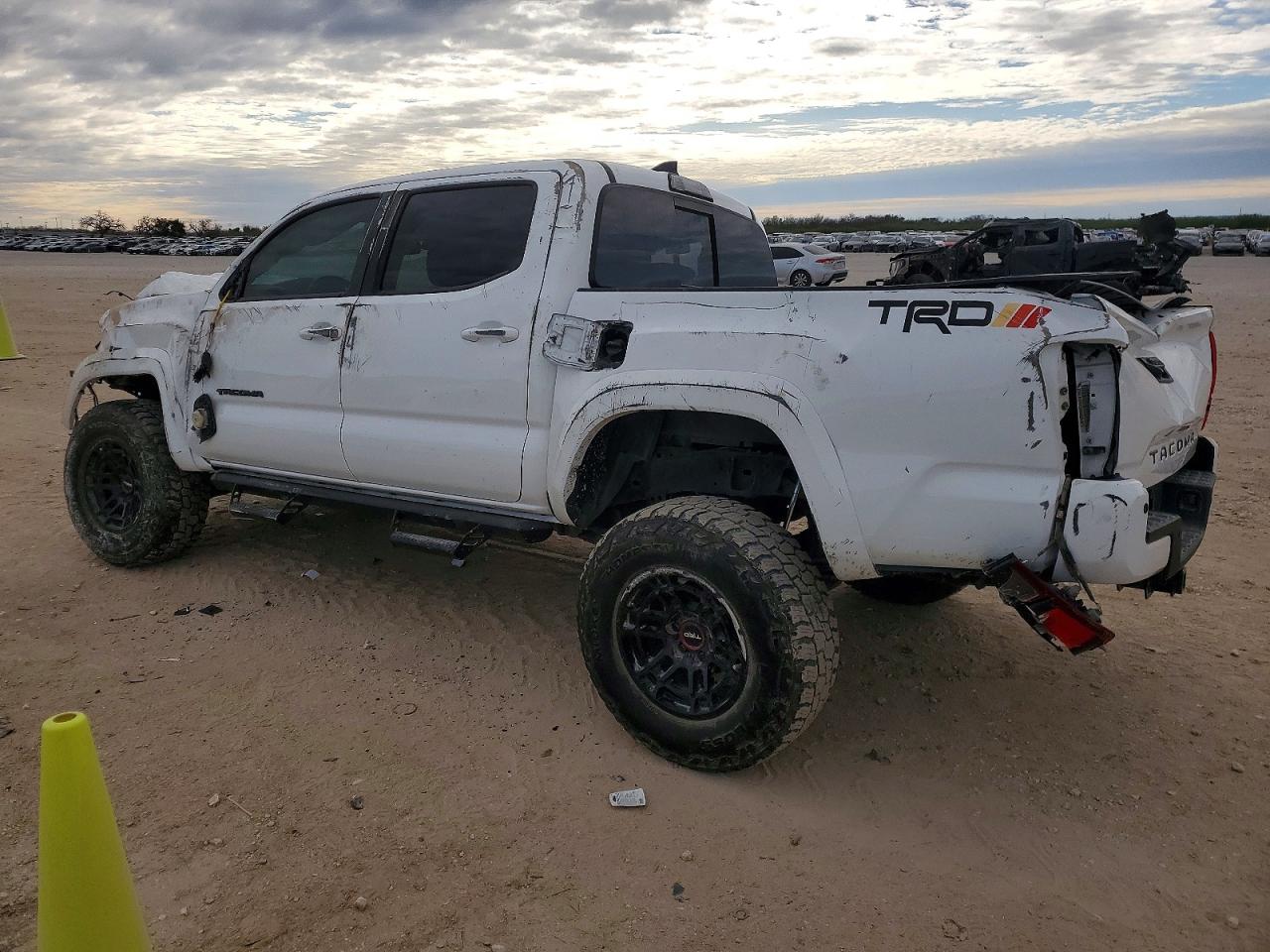 2019 TOYOTA TACOMA DOUBLE CAB photo 2