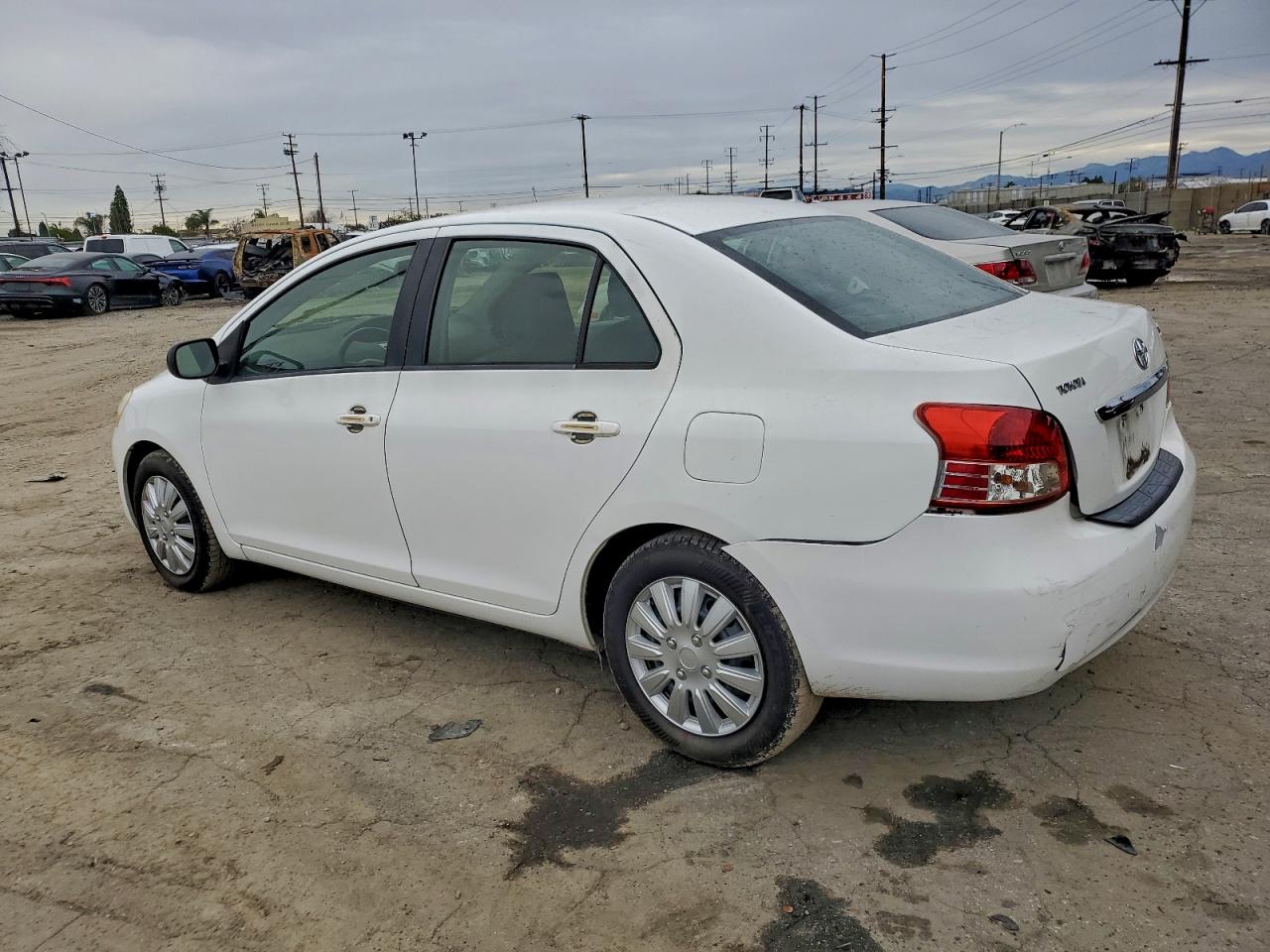 2012 TOYOTA YARIS photo 2
