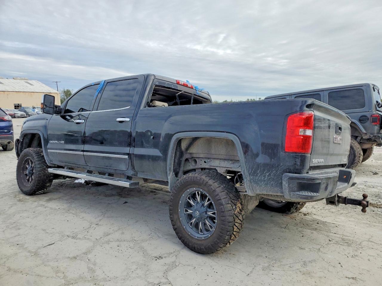 2015 GMC SIERRA K2500 DENALI photo 3