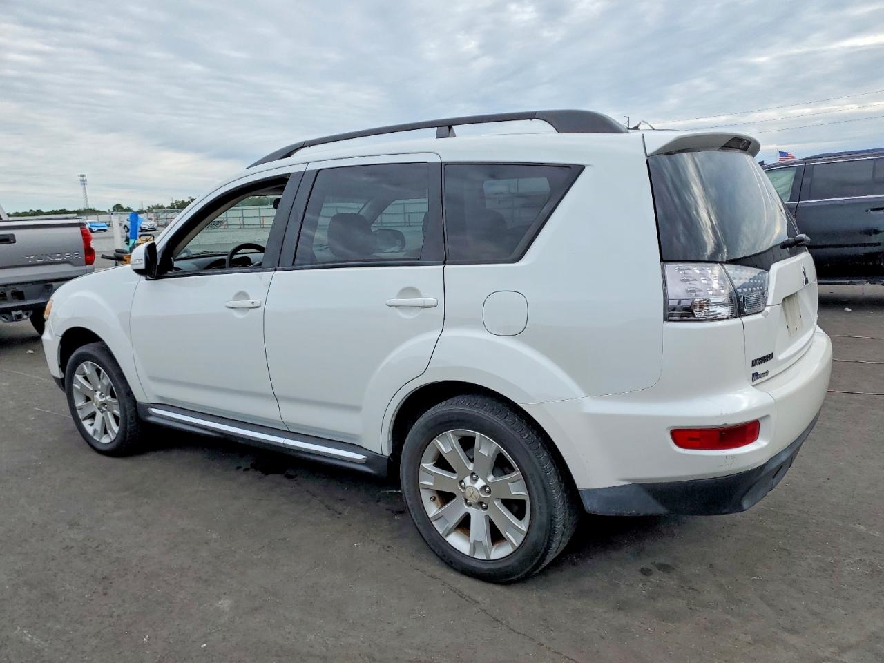 2010 MITSUBISHI OUTLANDER SE photo 2
