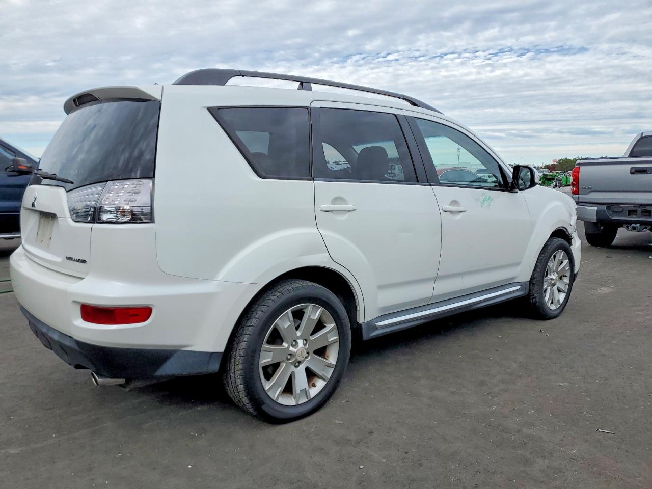 2010 MITSUBISHI OUTLANDER SE photo 3