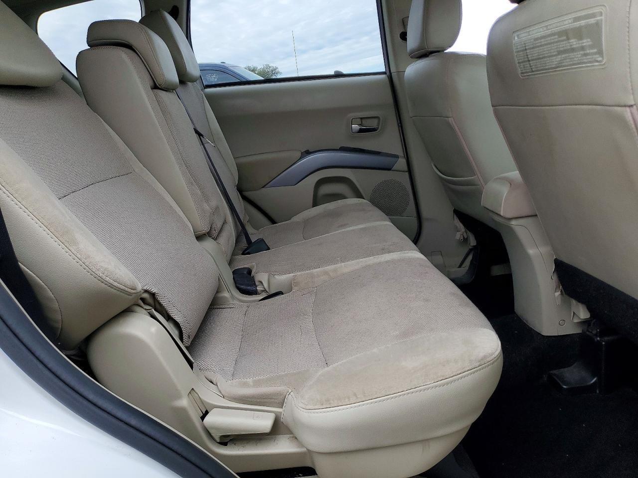 2010 MITSUBISHI OUTLANDER SE photo 11