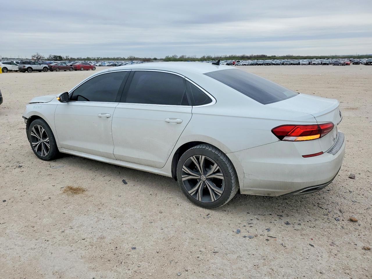 2021 VOLKSWAGEN PASSAT SE photo 2