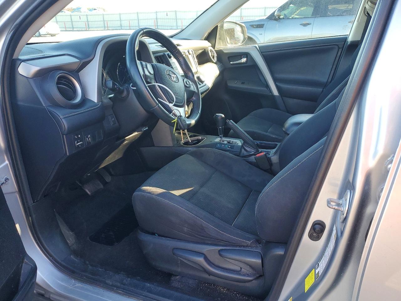 2016 TOYOTA RAV4 XLE photo 7