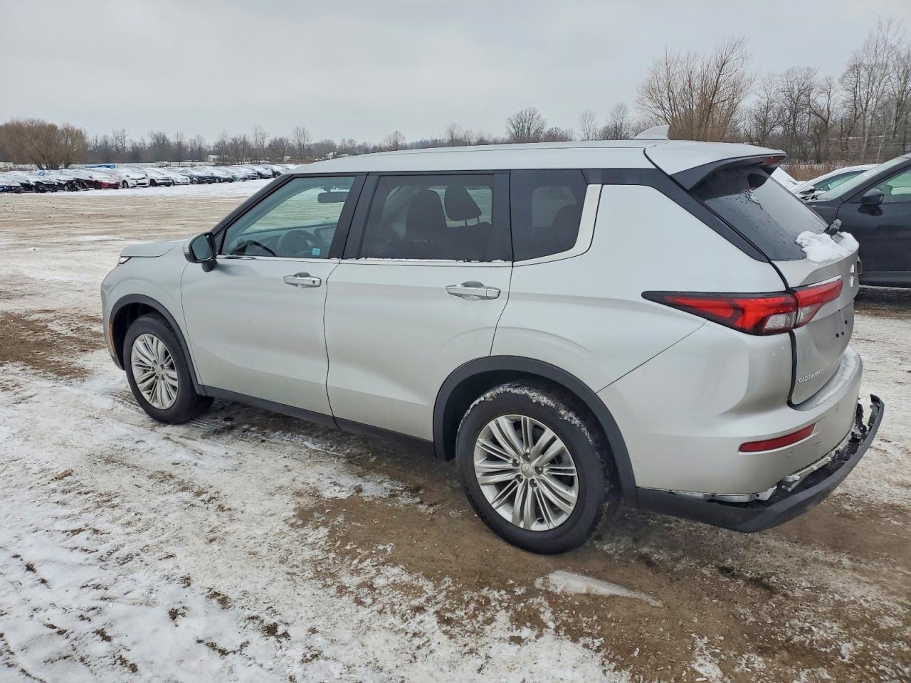 2024 MITSUBISHI OUTLANDER ES photo 3