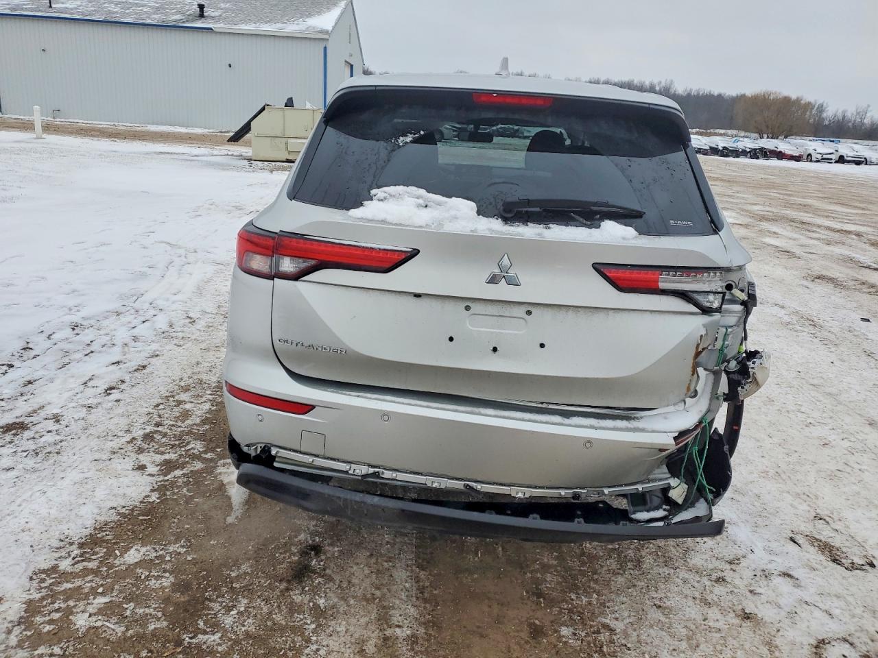 2024 MITSUBISHI OUTLANDER ES photo 11
