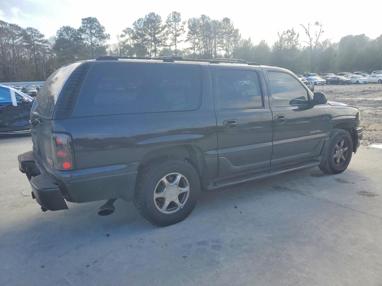2004 GMC YUKON XL DENALI photo 3