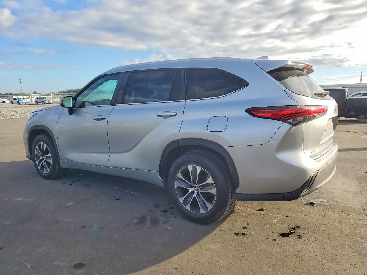 2023 TOYOTA HIGHLANDER L photo 3