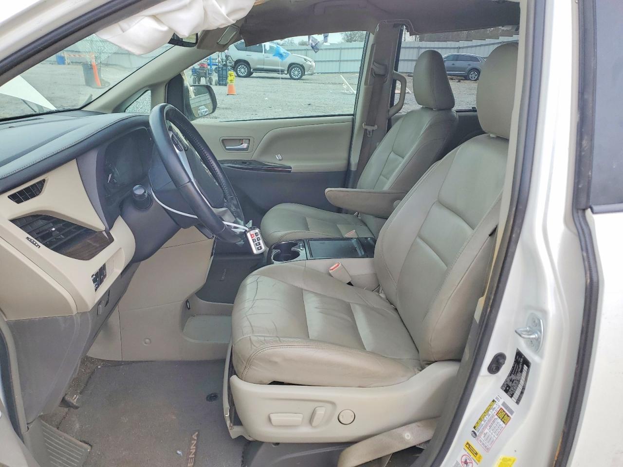 2016 TOYOTA SIENNA XLE photo 7