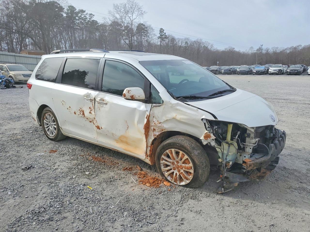 2016 TOYOTA SIENNA XLE photo 4
