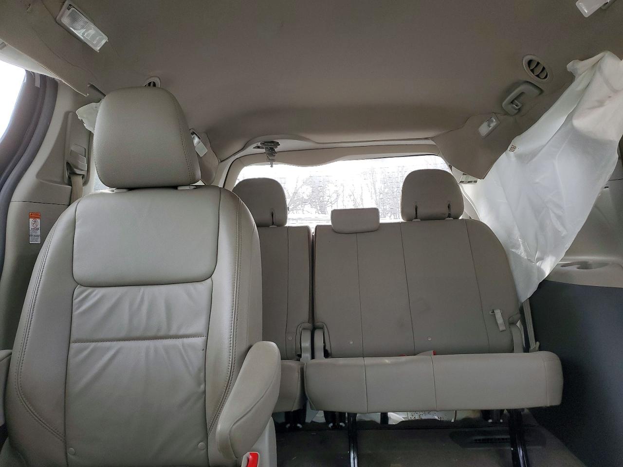 2016 TOYOTA SIENNA XLE photo 10