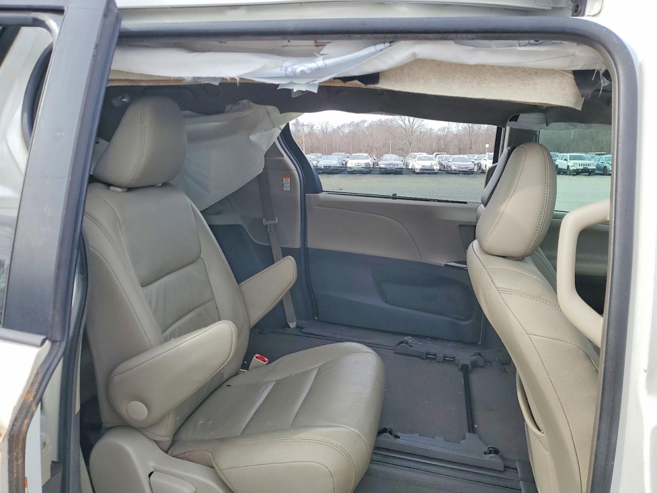 2016 TOYOTA SIENNA XLE photo 11