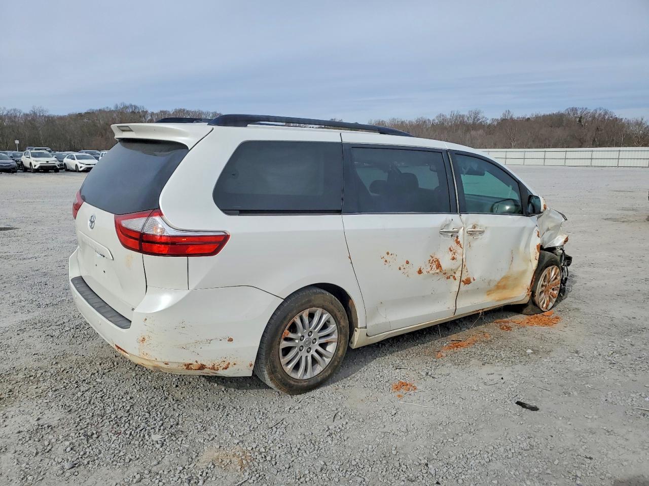 2016 TOYOTA SIENNA XLE photo 3