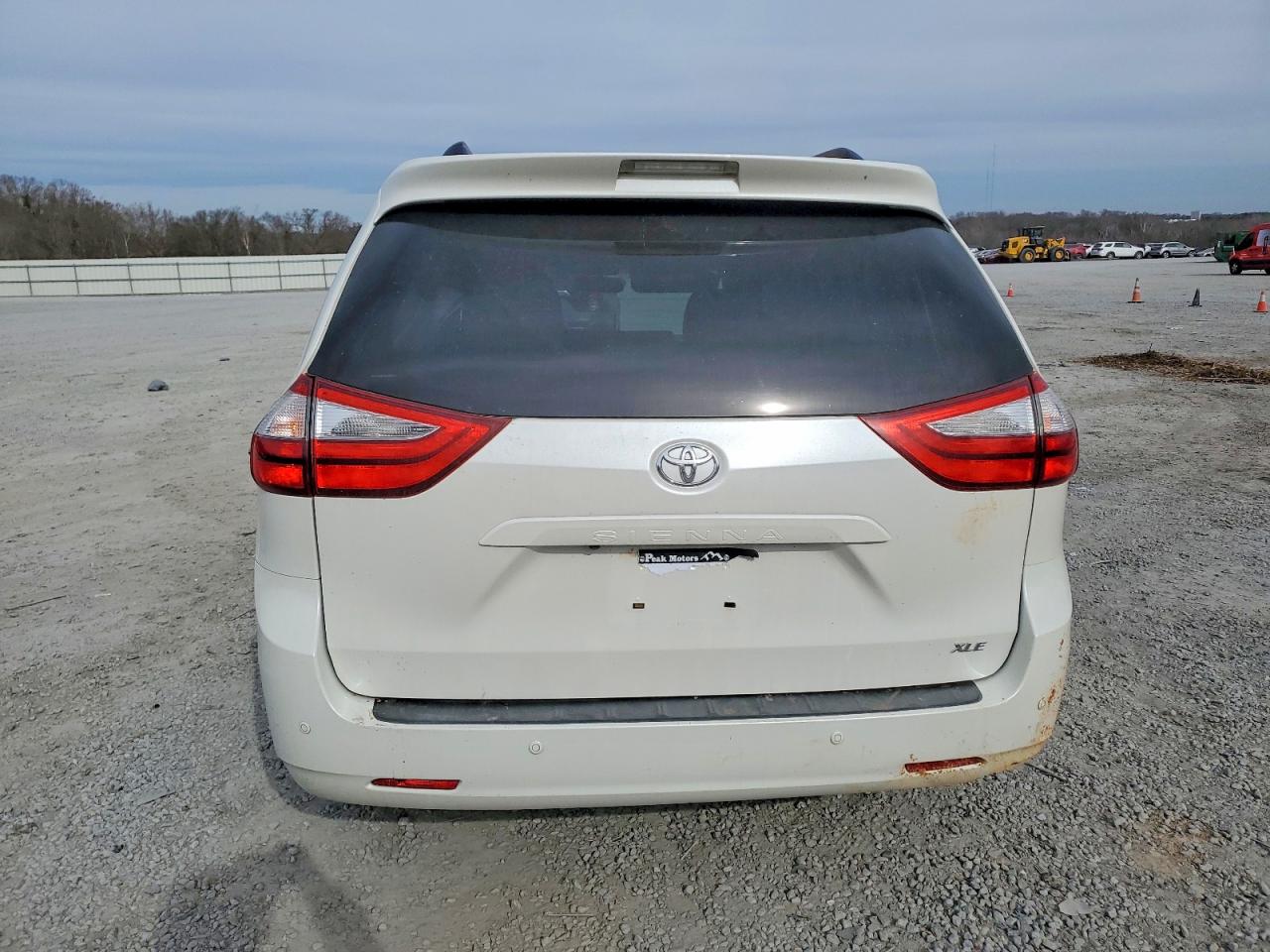 2016 TOYOTA SIENNA XLE photo 6