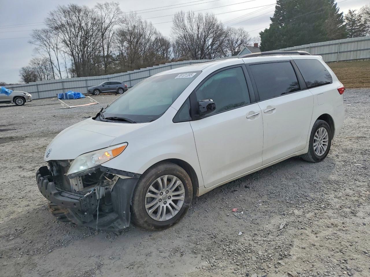 2016 TOYOTA SIENNA