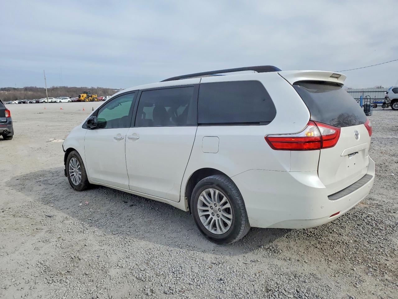 2016 TOYOTA SIENNA XLE photo 2