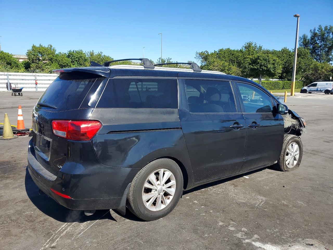 2016 KIA SEDONA LX photo 3