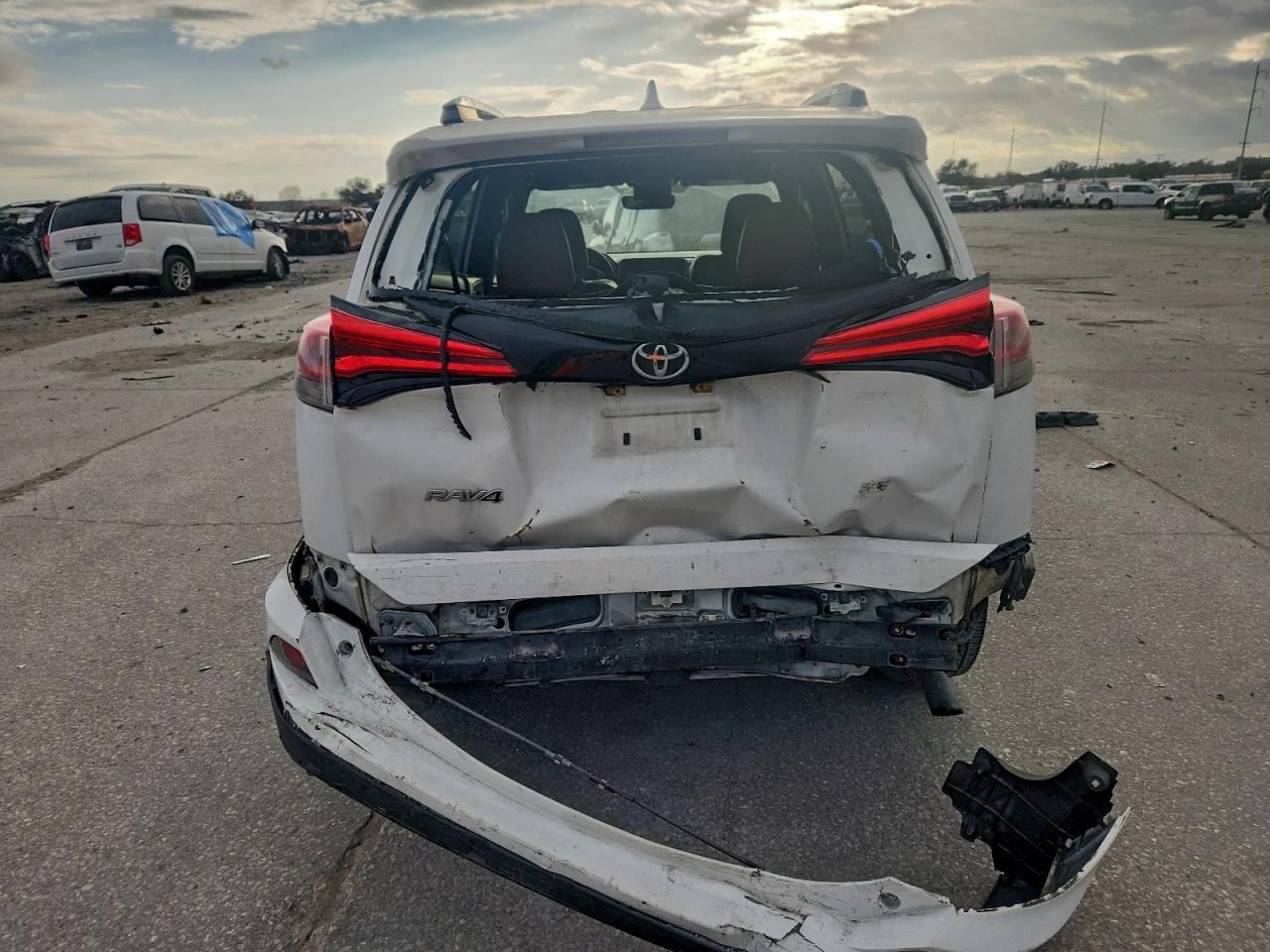 2017 TOYOTA RAV4 SE photo 6