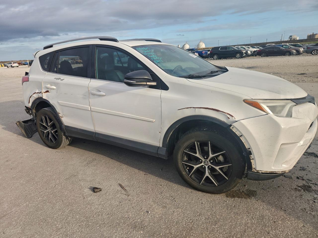 2017 TOYOTA RAV4 SE photo 4