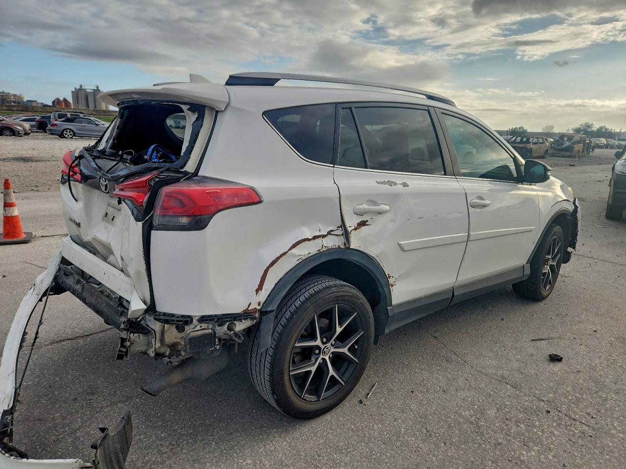 2017 TOYOTA RAV4 SE photo 3