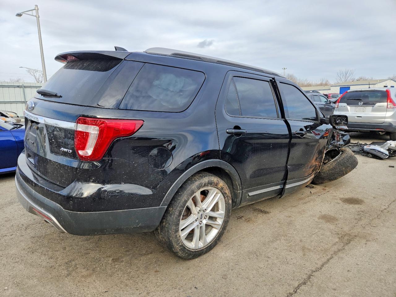 2017 FORD EXPLORER XLT photo 3