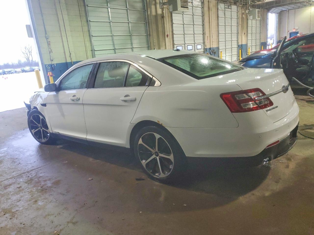 2016 FORD TAURUS SEL photo 2