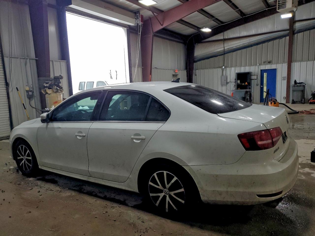 2017 VOLKSWAGEN JETTA SE photo 2