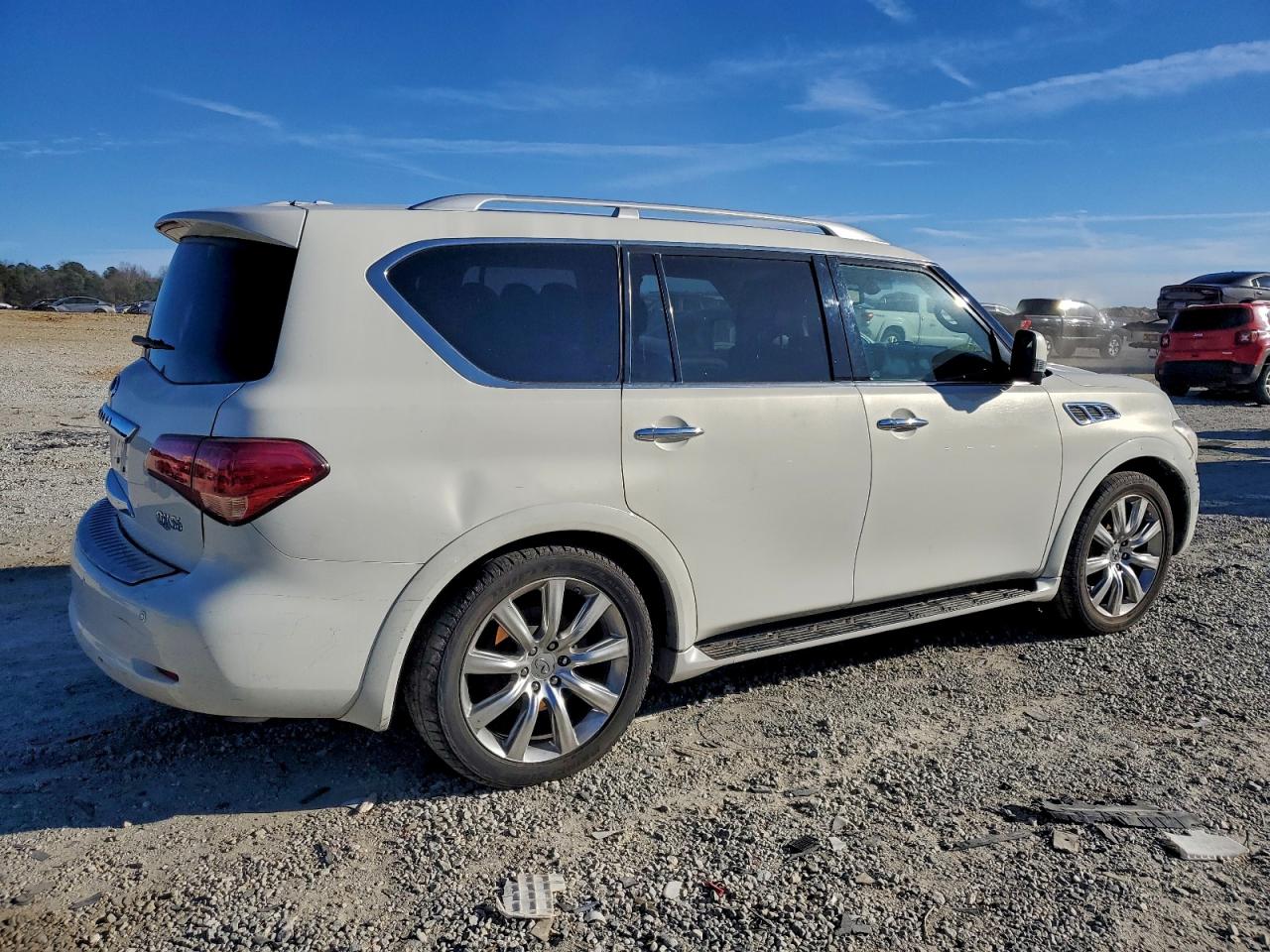 2013 INFINITI QX56 photo 3