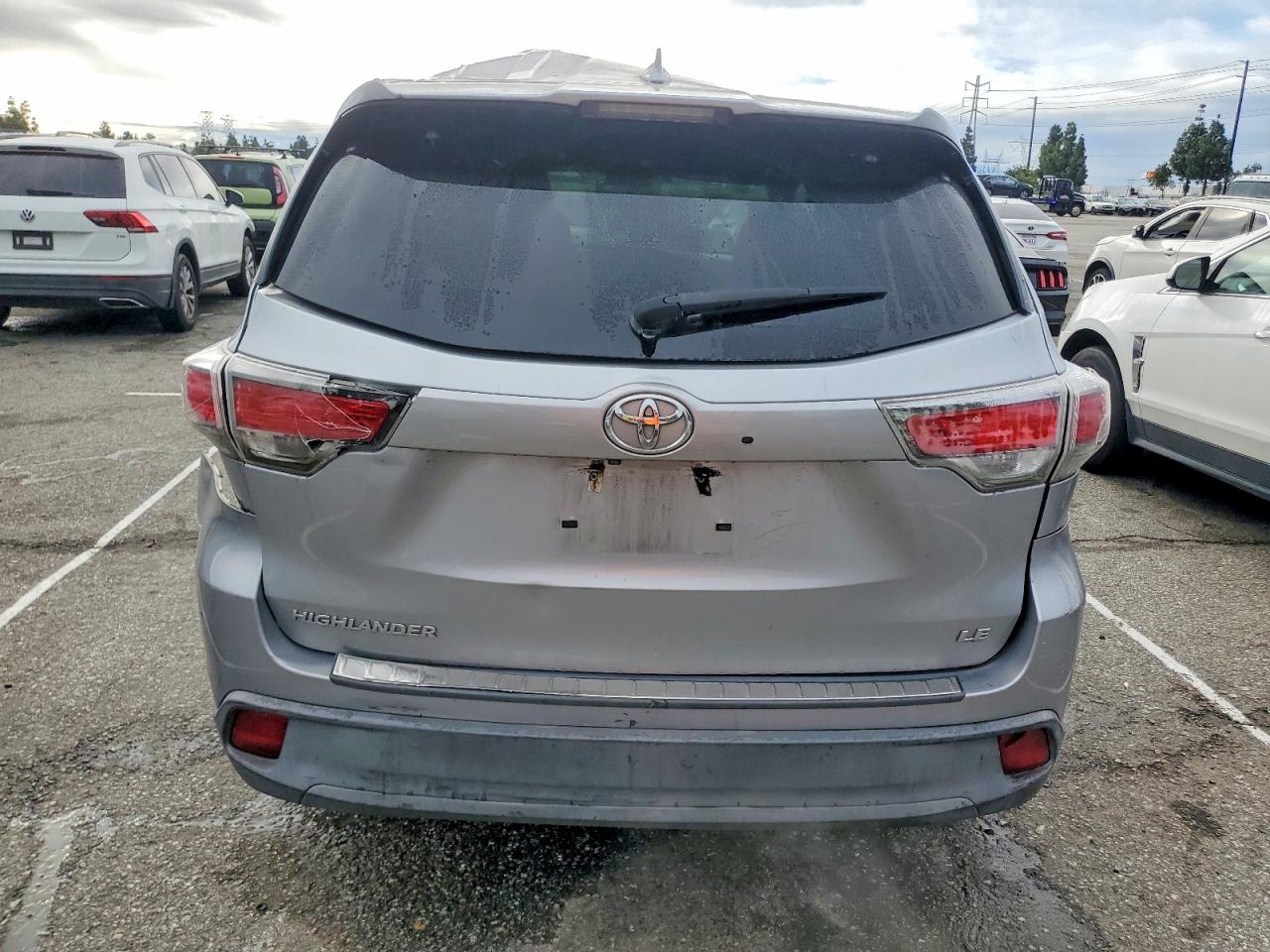 2016 TOYOTA HIGHLANDER LE photo 6