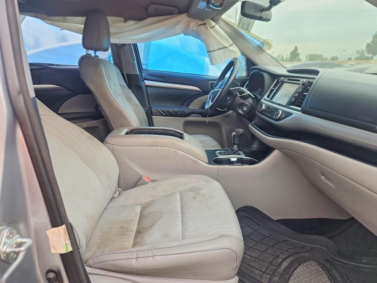 2016 TOYOTA HIGHLANDER LE photo 7