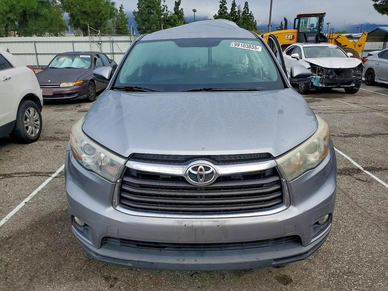 2016 TOYOTA HIGHLANDER LE photo 5