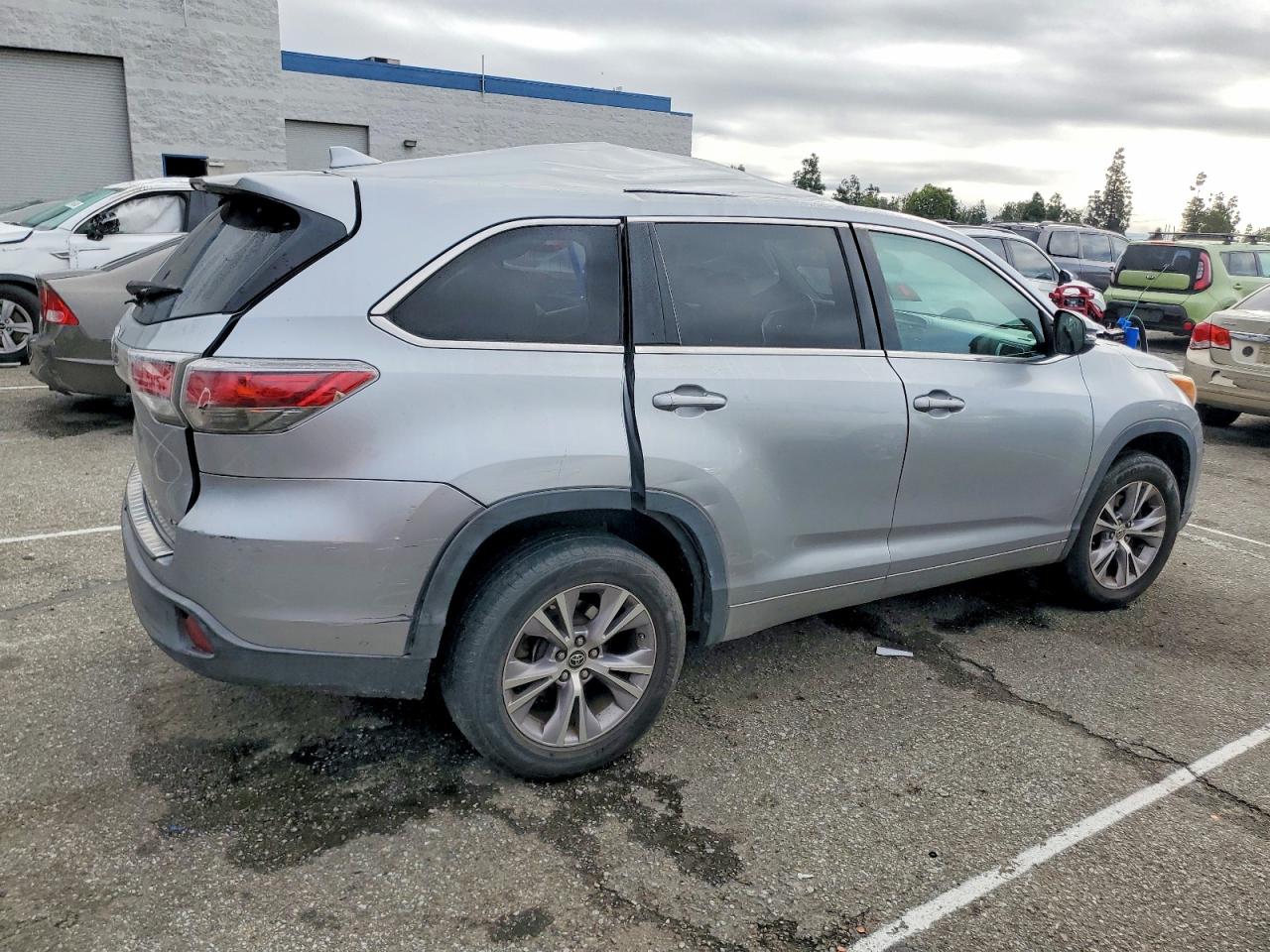 2016 TOYOTA HIGHLANDER LE photo 3