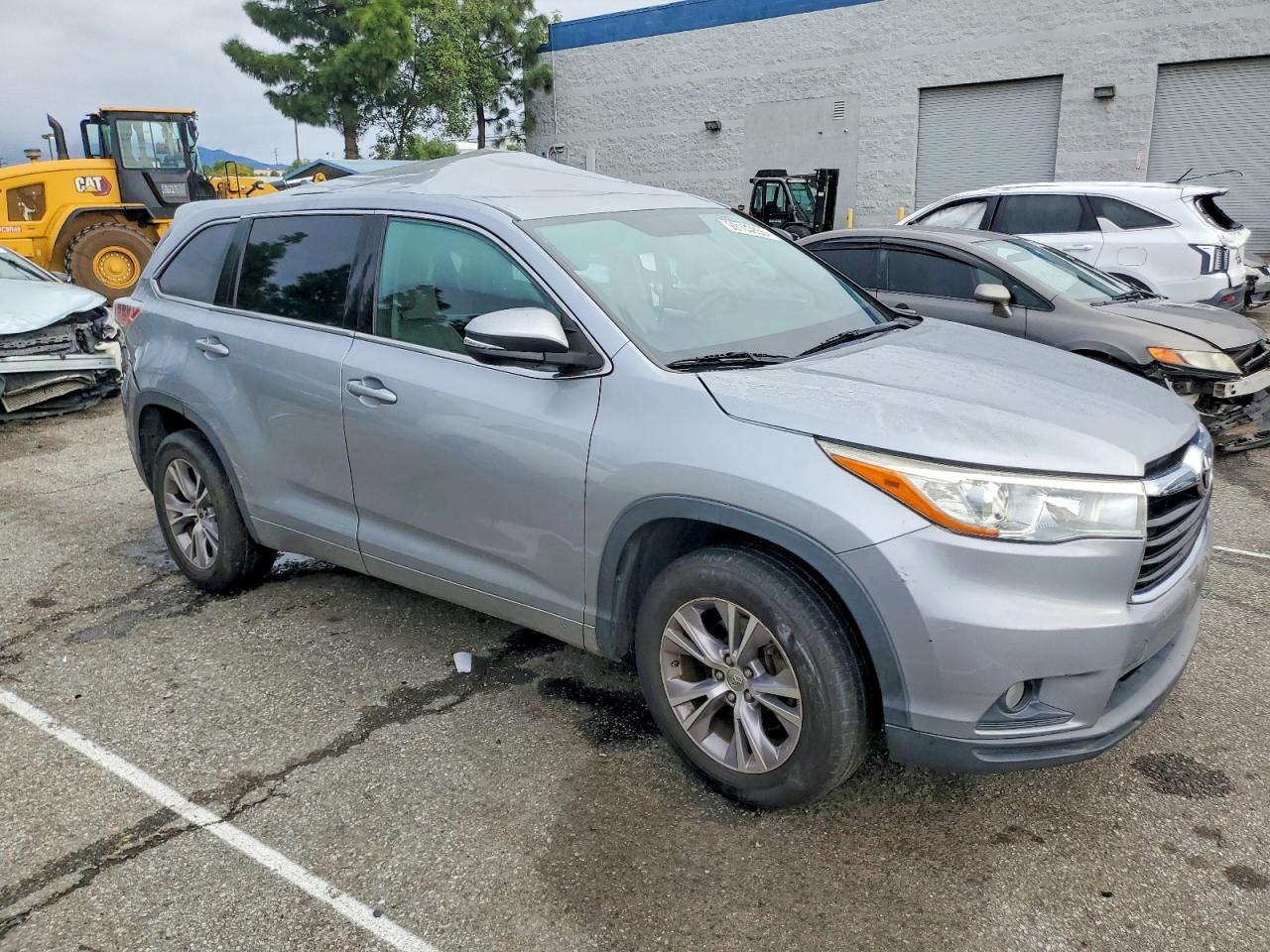 2016 TOYOTA HIGHLANDER LE photo 4
