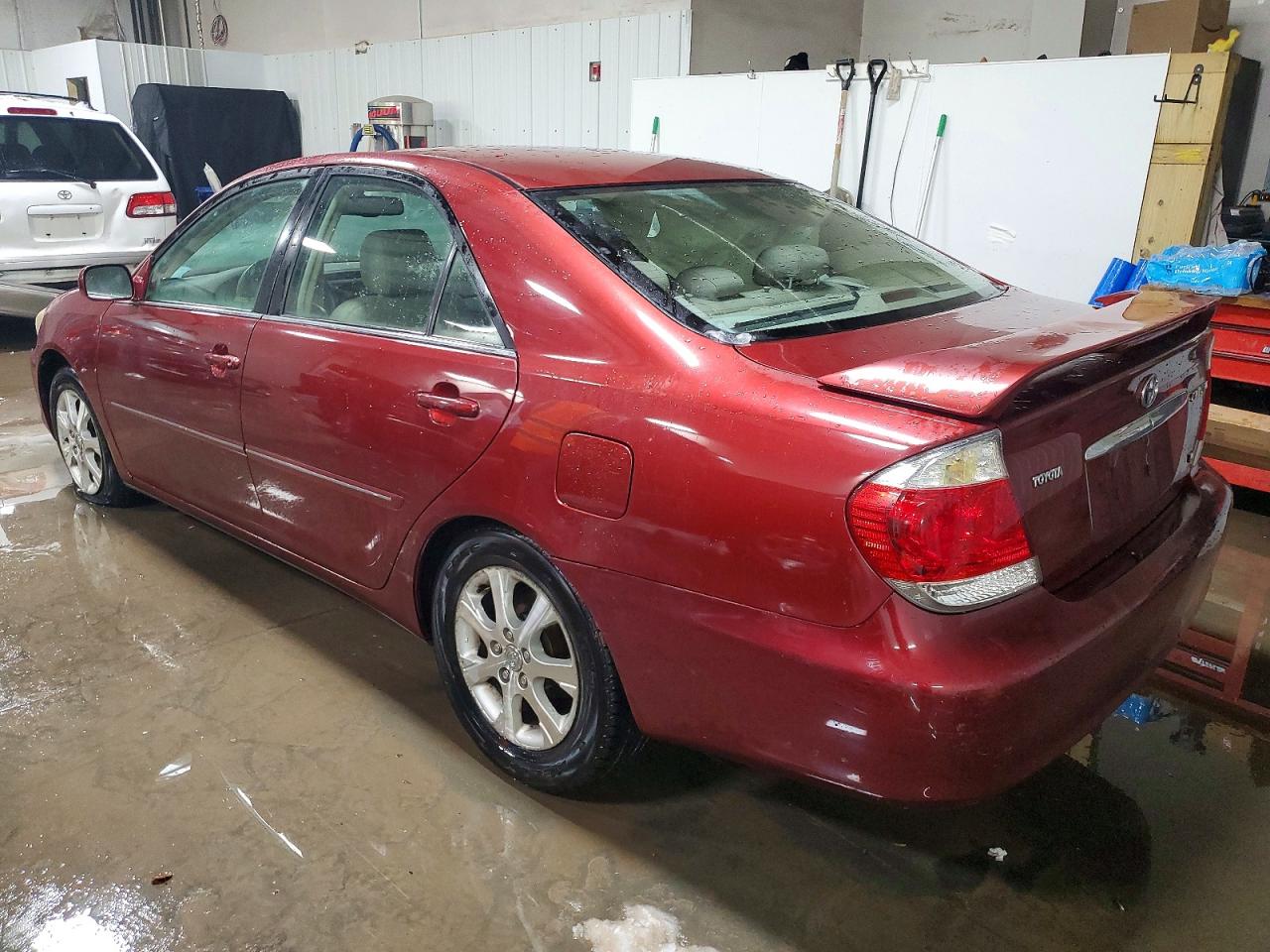 2005 TOYOTA CAMRY XLE V6 photo 3