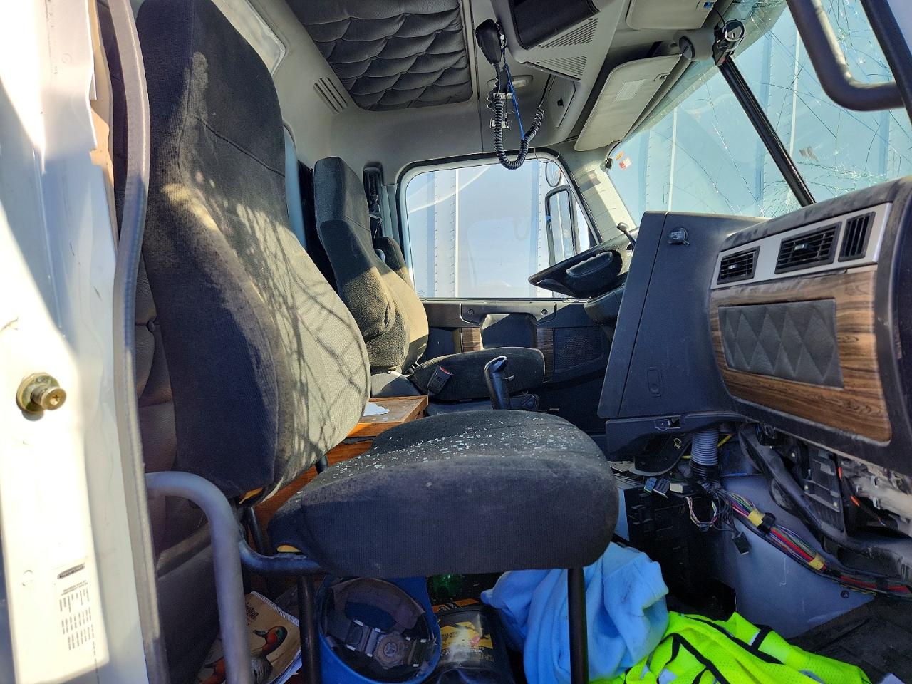 2021 FREIGHTLINER 122SD SEMI TRUCK photo 9