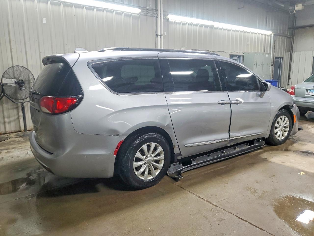2019 CHRYSLER PACIFICA TOURING L photo 3