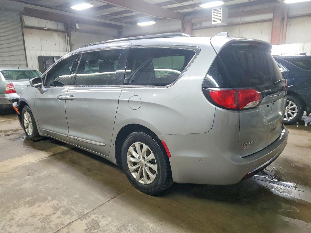 2019 CHRYSLER PACIFICA TOURING L photo 2