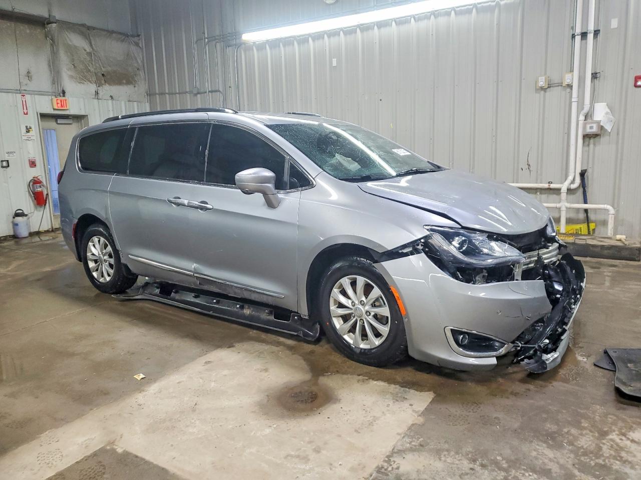 2019 CHRYSLER PACIFICA TOURING L photo 4