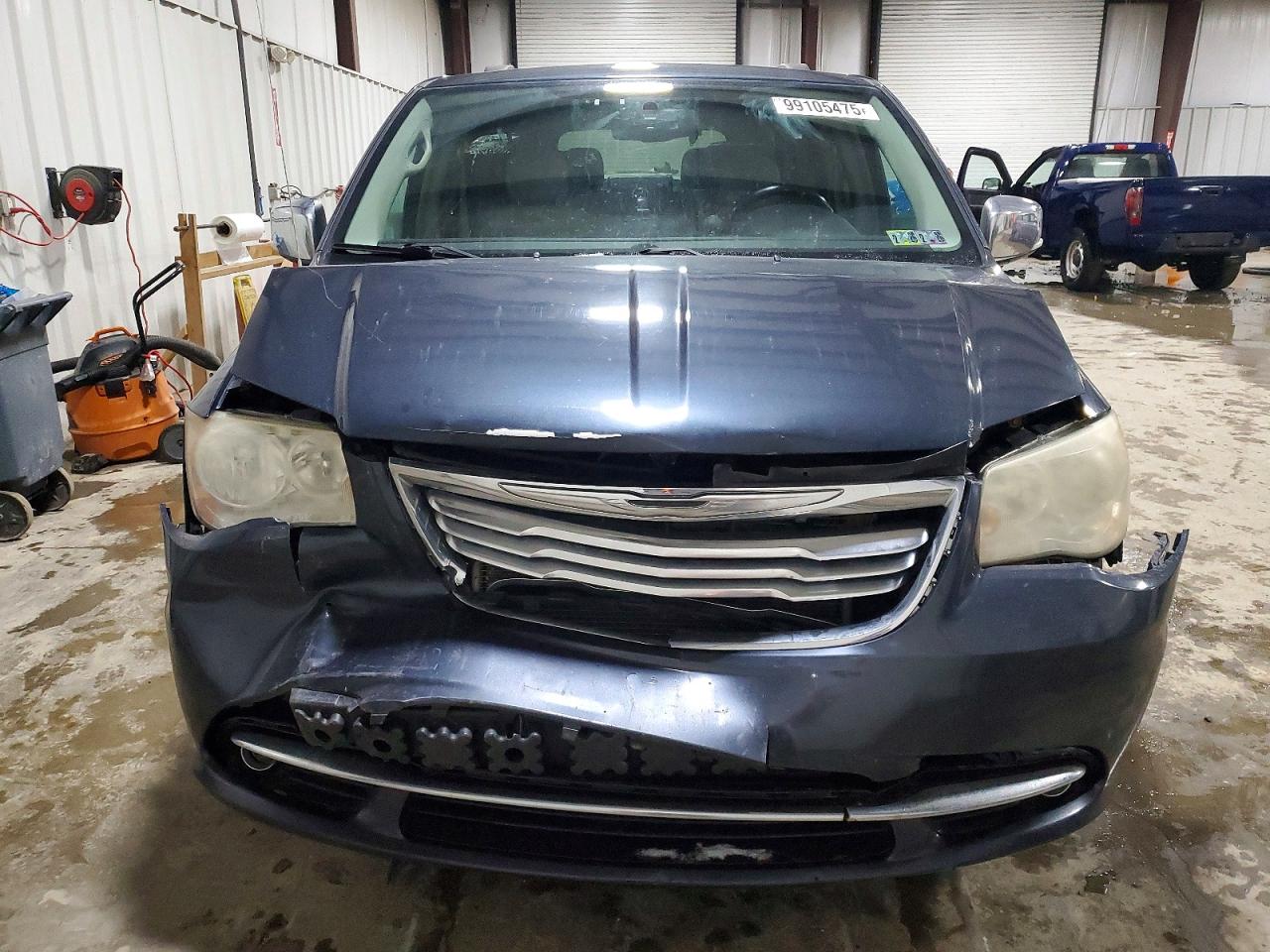 2013 CHRYSLER TOWN & COUNTRY TOURING L photo 9