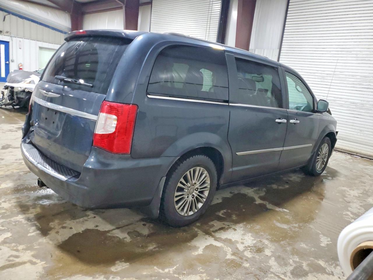 2013 CHRYSLER TOWN & COUNTRY TOURING L photo 5