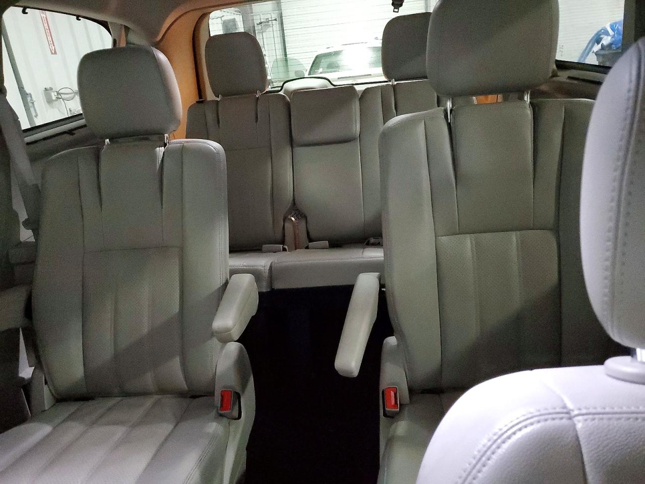 2013 CHRYSLER TOWN & COUNTRY TOURING L photo 19
