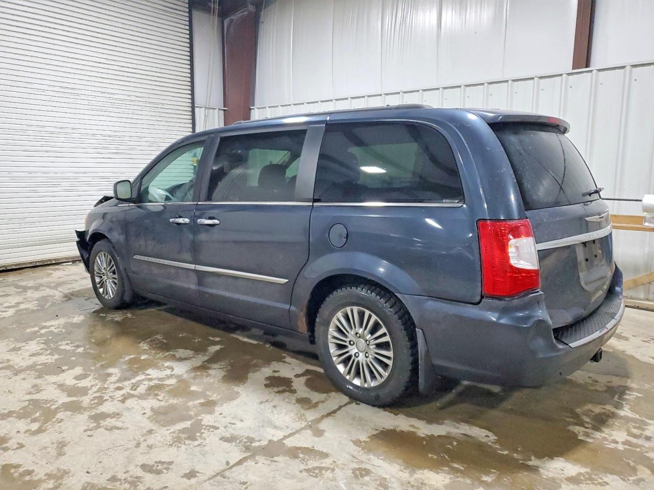 2013 CHRYSLER TOWN & COUNTRY TOURING L photo 3
