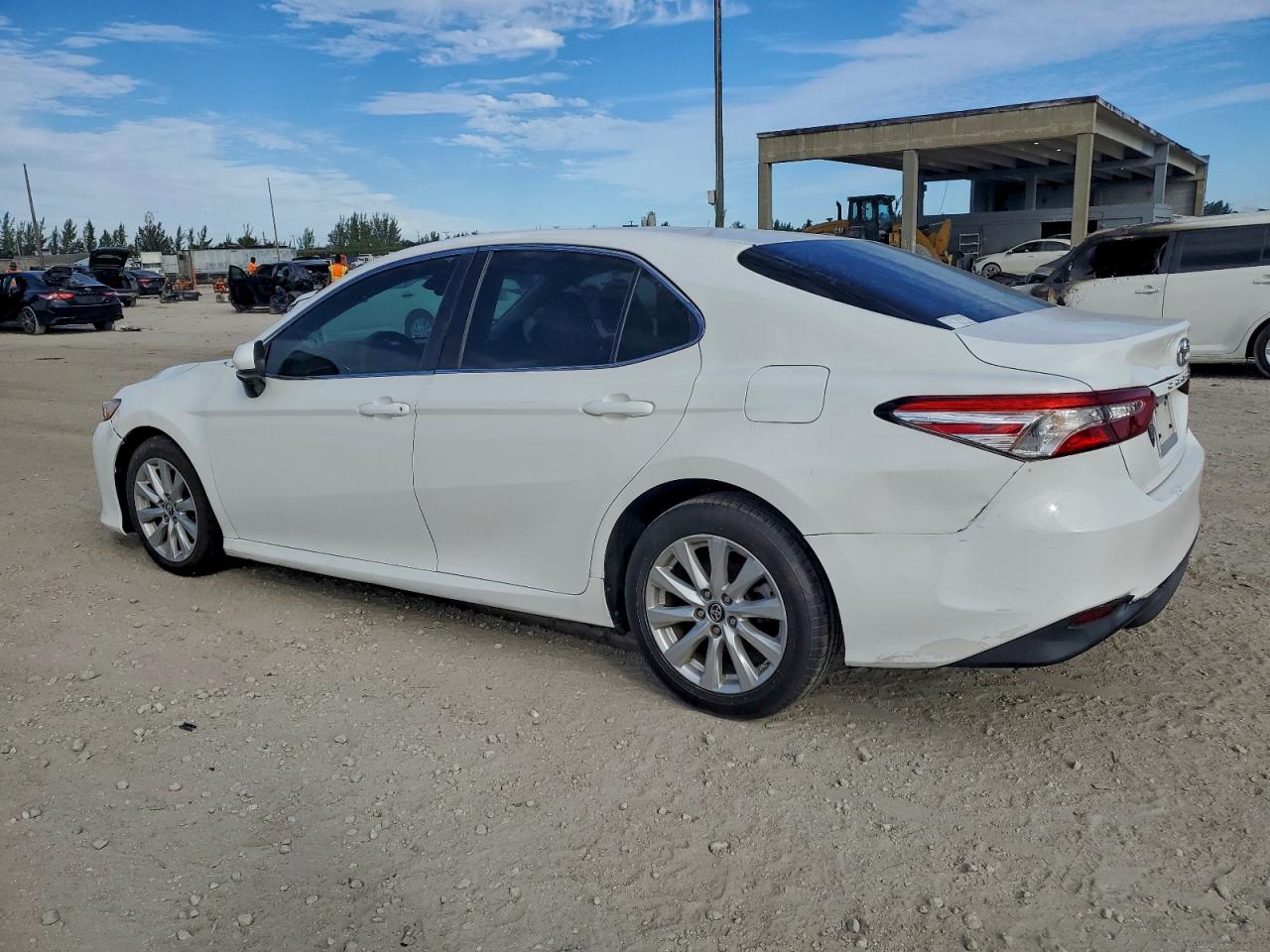 2018 TOYOTA CAMRY L photo 2