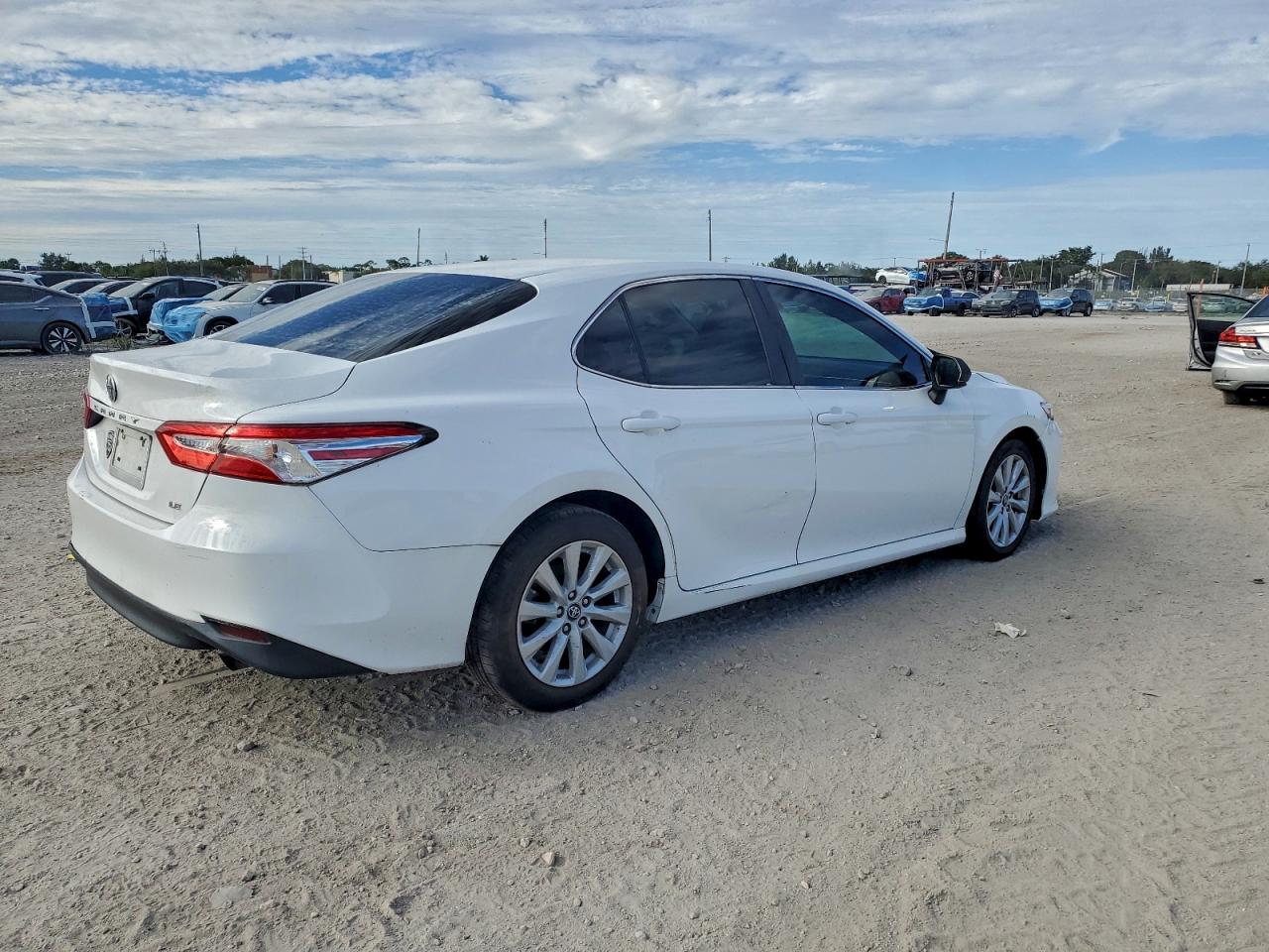 2018 TOYOTA CAMRY L photo 3
